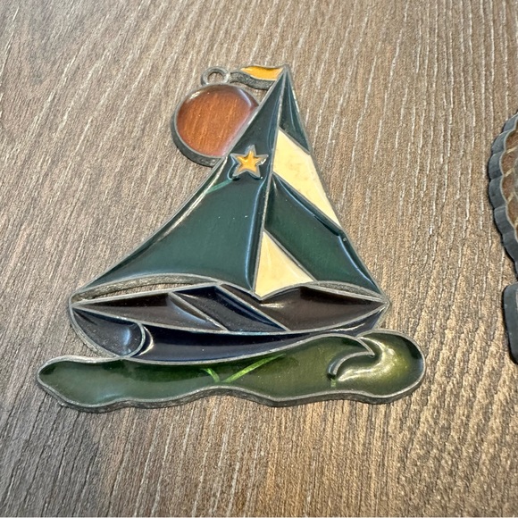 Lot of 2 Vintage‎ 1982 Metal Sun Catcher Catchers Ornaments Pelican Sail Boat - Picture 3 of 5